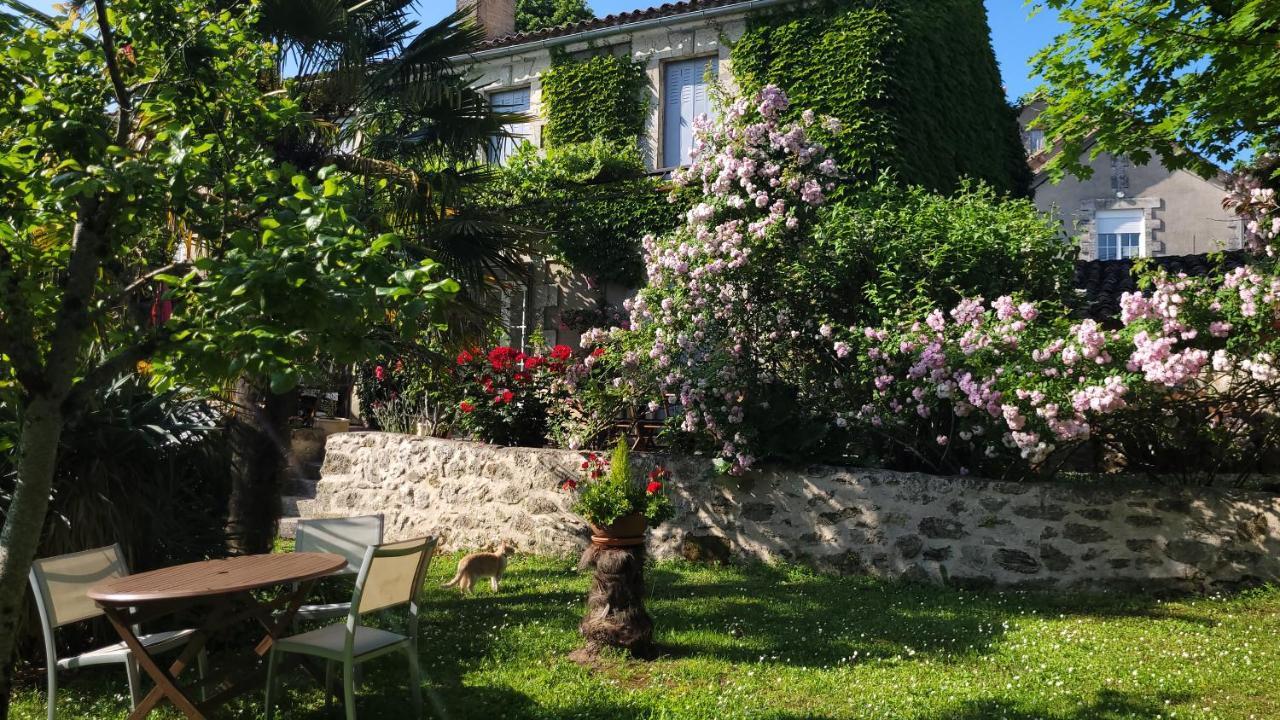 Relais De La Renaissance Saint-Michel-de-Montaigne Exterior foto